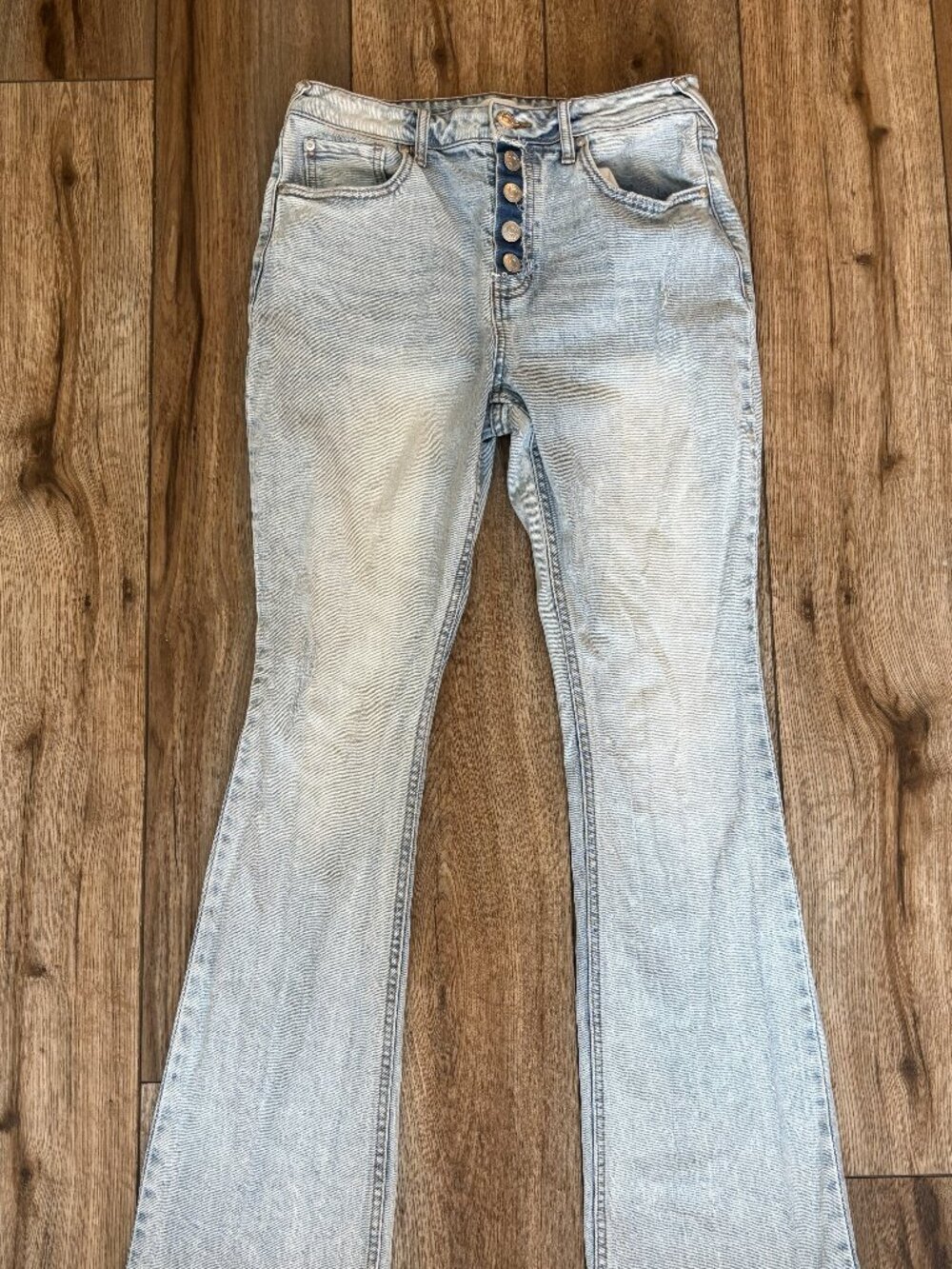 Cleo + Wolf- High Rise- Boot Cut- Light-Wash. W24/L34